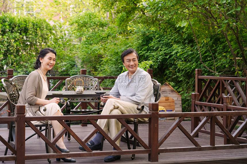 老年夫妇坐在院子里喝茶图片