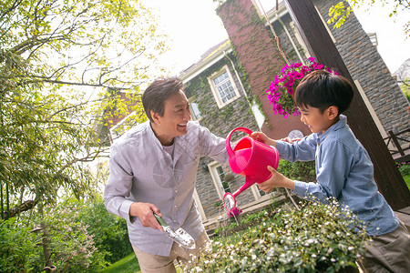 浇花的男人爷爷和孙子在院子里浇花背景