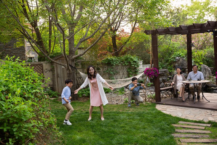 快乐家庭在庭院里玩耍图片