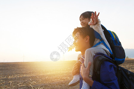 抱着太阳的女孩快乐父女背景