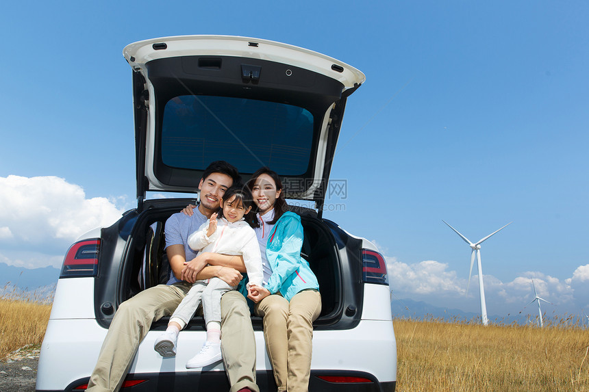快乐家庭坐着汽车里图片