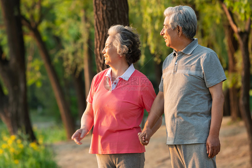 幸福的老年夫妇在公园散步图片