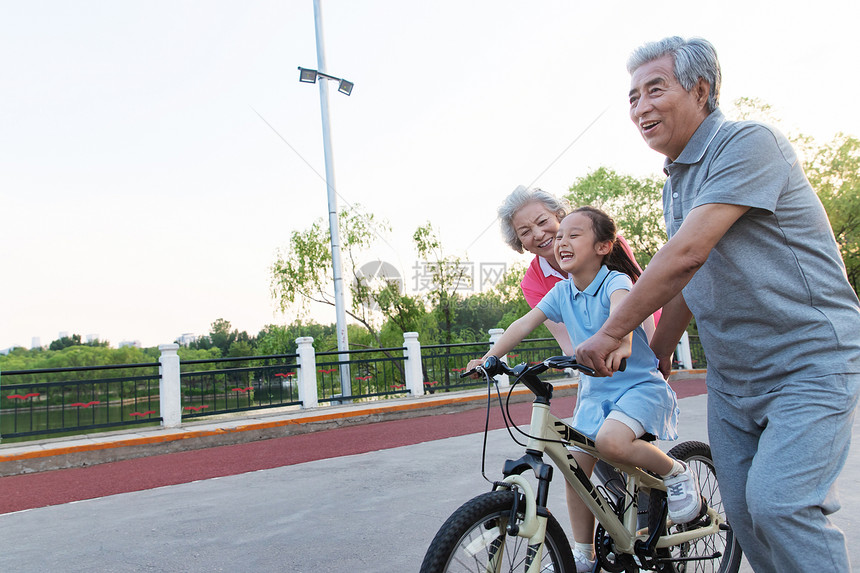 老年夫妇带着孙女骑自行车图片