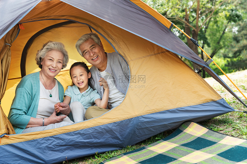 老年夫妇和孙女在户外郊游图片