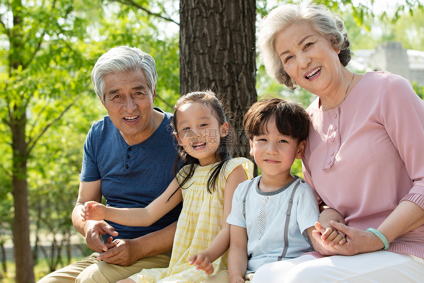 老年夫妇带着孩子们郊游图片