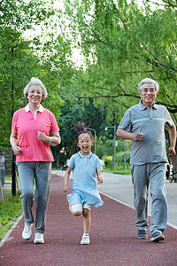 带小黄帽的小孩老年夫妇带着孙女在户外跑步背景