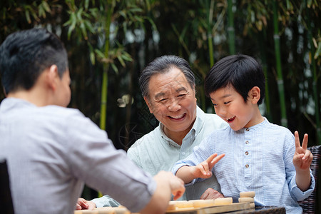 祖孙三人下象棋图片