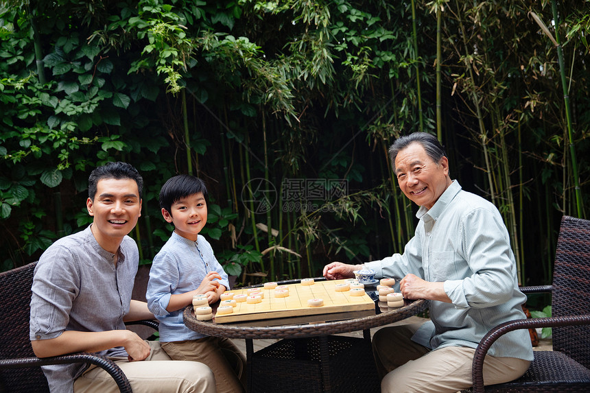 祖孙三人下象棋图片