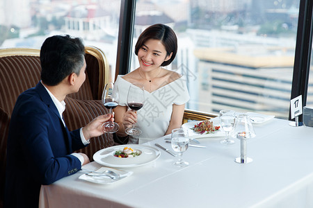 青年夫妇在餐厅用餐高清图片