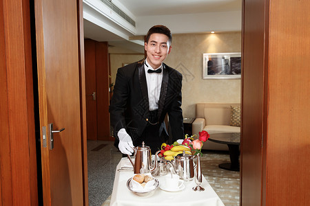 酒店服务员酒咖啡壶高清图片