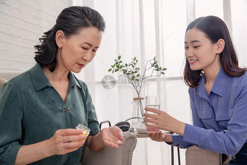 女儿照顾生病的母亲图片