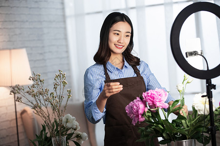 插花培训青年女人在线直播插花艺术背景