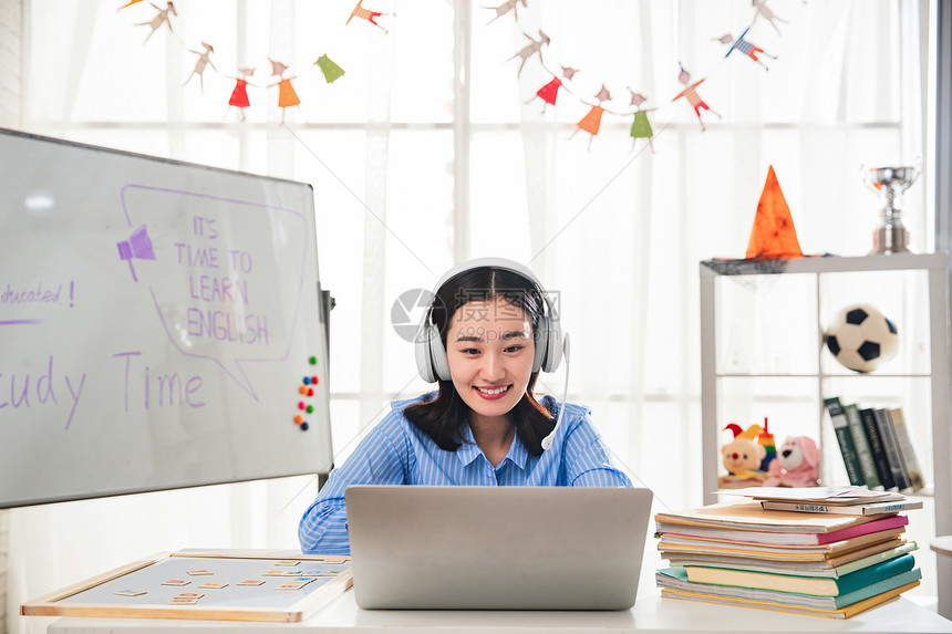 青年女人在线直播教育图片