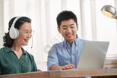 老年人学习使用电脑居室高清图片素材