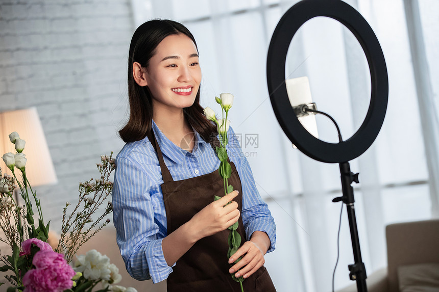 青年女人在线直播插花艺术图片