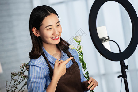 青年女人在线直播插花艺术高清图片