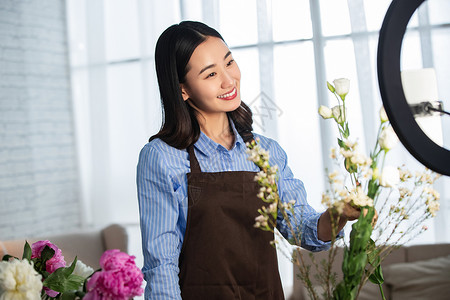 青年女人在线直播插花艺术高清图片