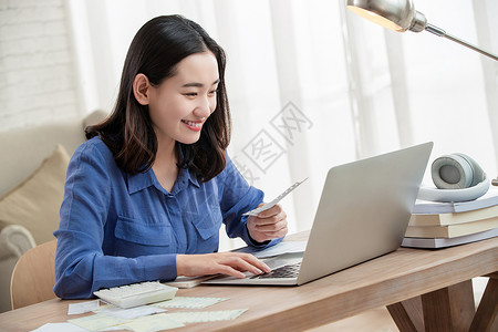 安全平台知识青年女人使用电脑背景