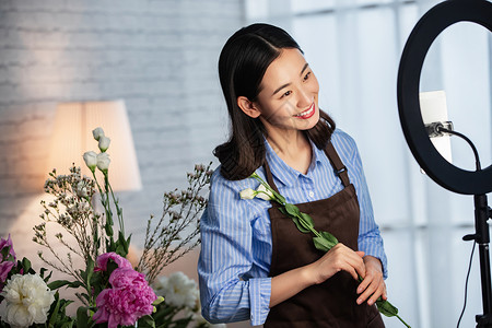 青年女人在线直播插花艺术图片素材