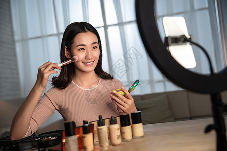 青年女人在线直播化妆高清图片