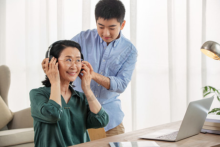 老年人学习使用电脑生活方式高清图片素材