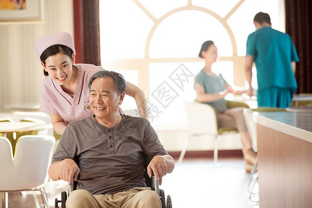 护士推着坐轮椅的老年人高清图片