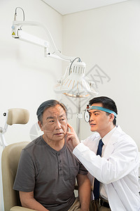耳鼻喉医生给患者检查耳朵背景