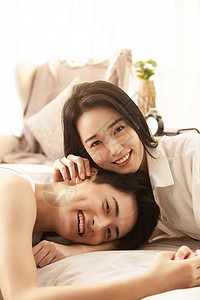 快乐的年轻情侣在床上享受甜蜜时光高清图片