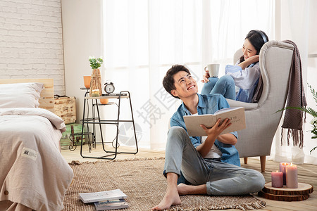 中国画册年轻夫妻在卧室共享休闲时光背景