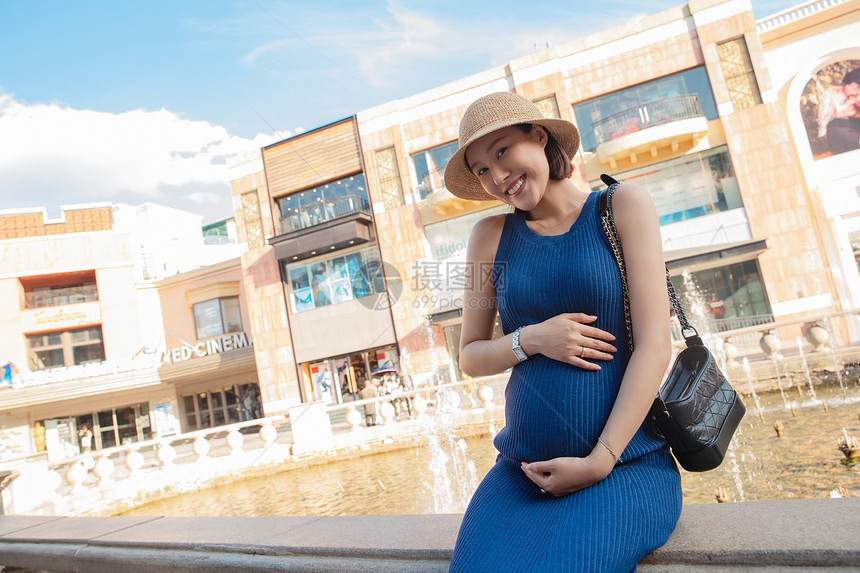 坐在户外的快乐孕妇图片