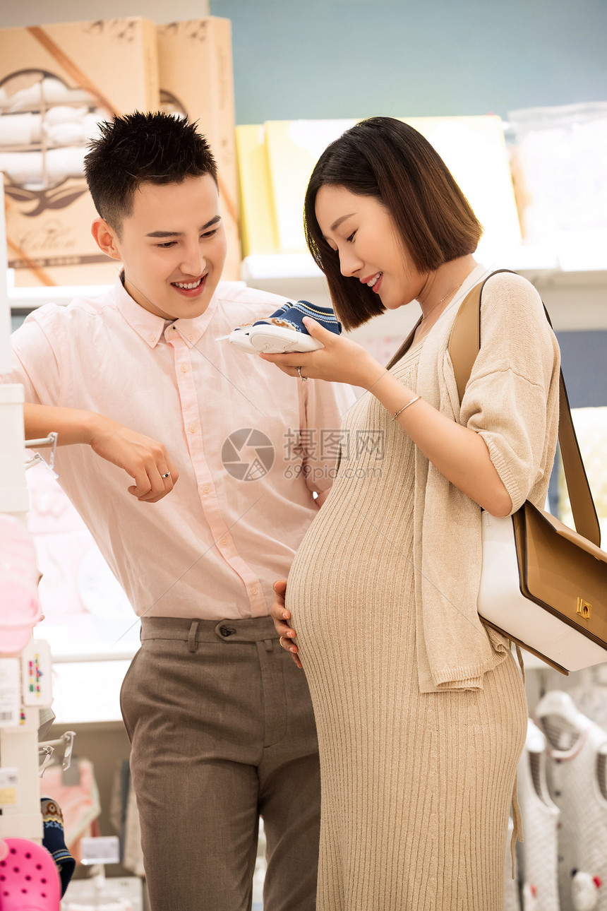 孕妇和丈夫购买婴儿用品图片