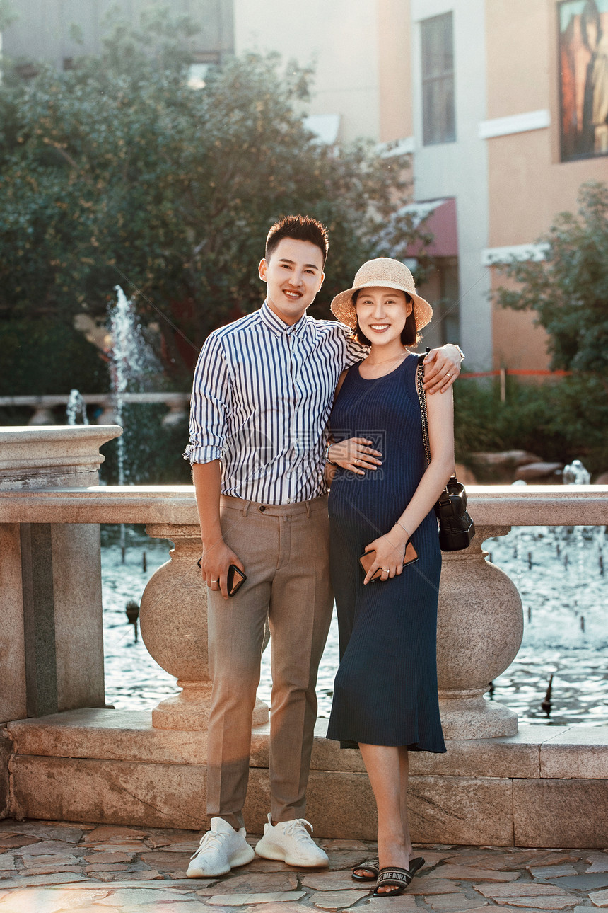 丈夫和怀孕的妻子逛街图片