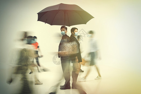 拿着雨伞的商务男女戴着口罩站在人群中图片素材