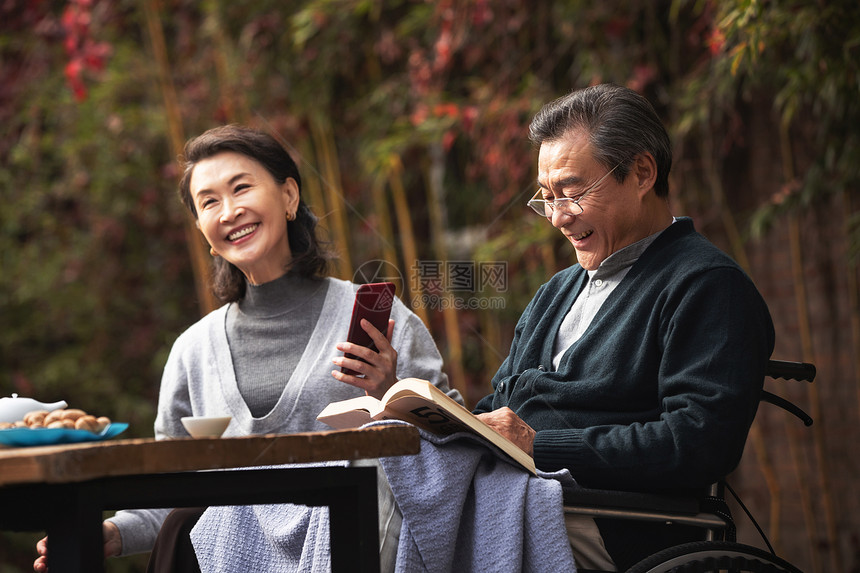 老年夫妇在庭院享受休闲时光图片