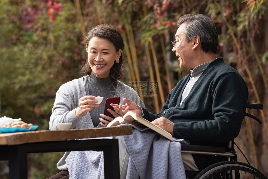 老年夫妇在庭院享受休闲时光图片