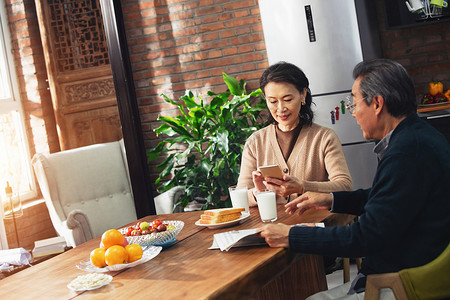 牛奶冬枣主图老年夫妇在家中享用早餐背景