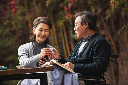 老年夫妇在庭院享受休闲时光图片