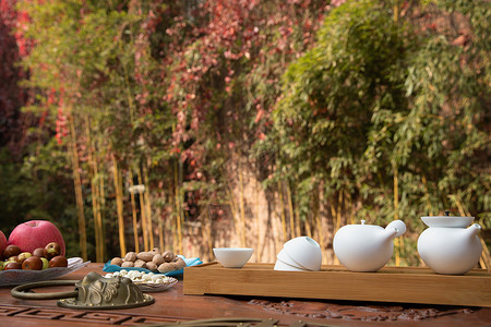 冬枣树庭院内桌子上的茶具背景