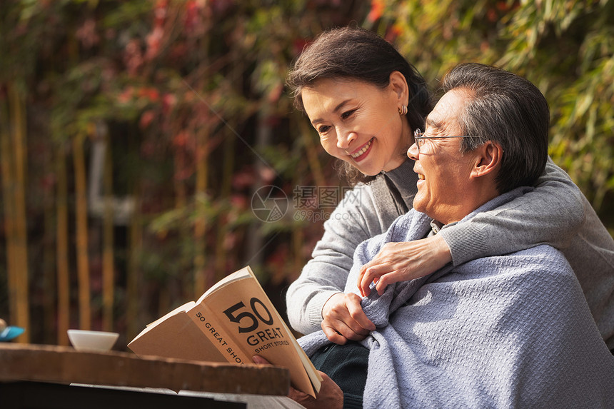 幸福的老年夫妇在户外看书图片