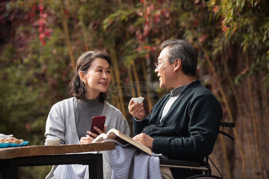 老年夫妇在庭院享受休闲时光图片