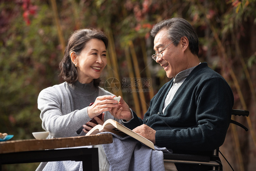 老年夫妇在庭院享受休闲时光图片