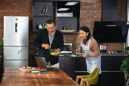 互联网健康老年夫妇在厨房创新菜肴背景