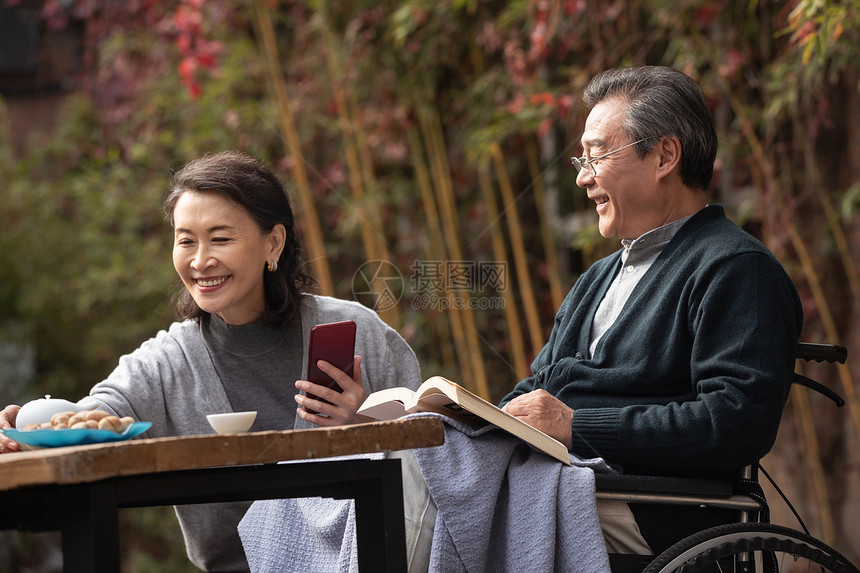 老年夫妇在庭院享受休闲时光图片