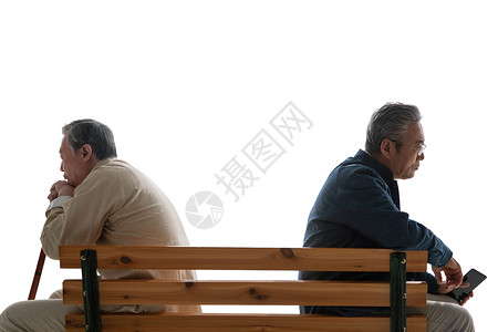 坐在长椅上的老年人影棚白色背景高清图片素材