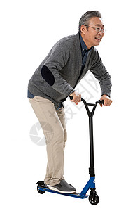 快乐的老年人玩滑板车背景图片