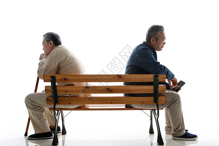 坐在长椅上的老年人情绪高清图片素材