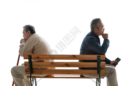坐在长椅上的老年人休闲生活高清图片素材