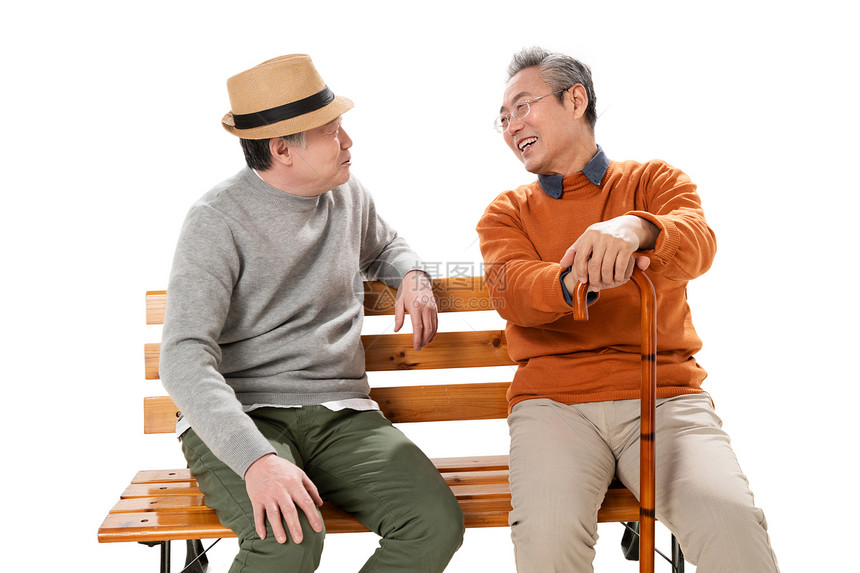 两位老朋友坐在长椅上聊天图片