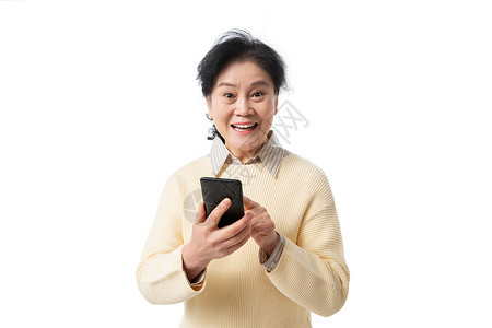 快乐的老年人拿着手机图片素材