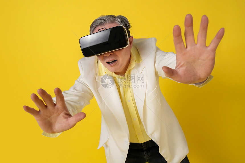 戴着VR眼镜的快乐老年人图片